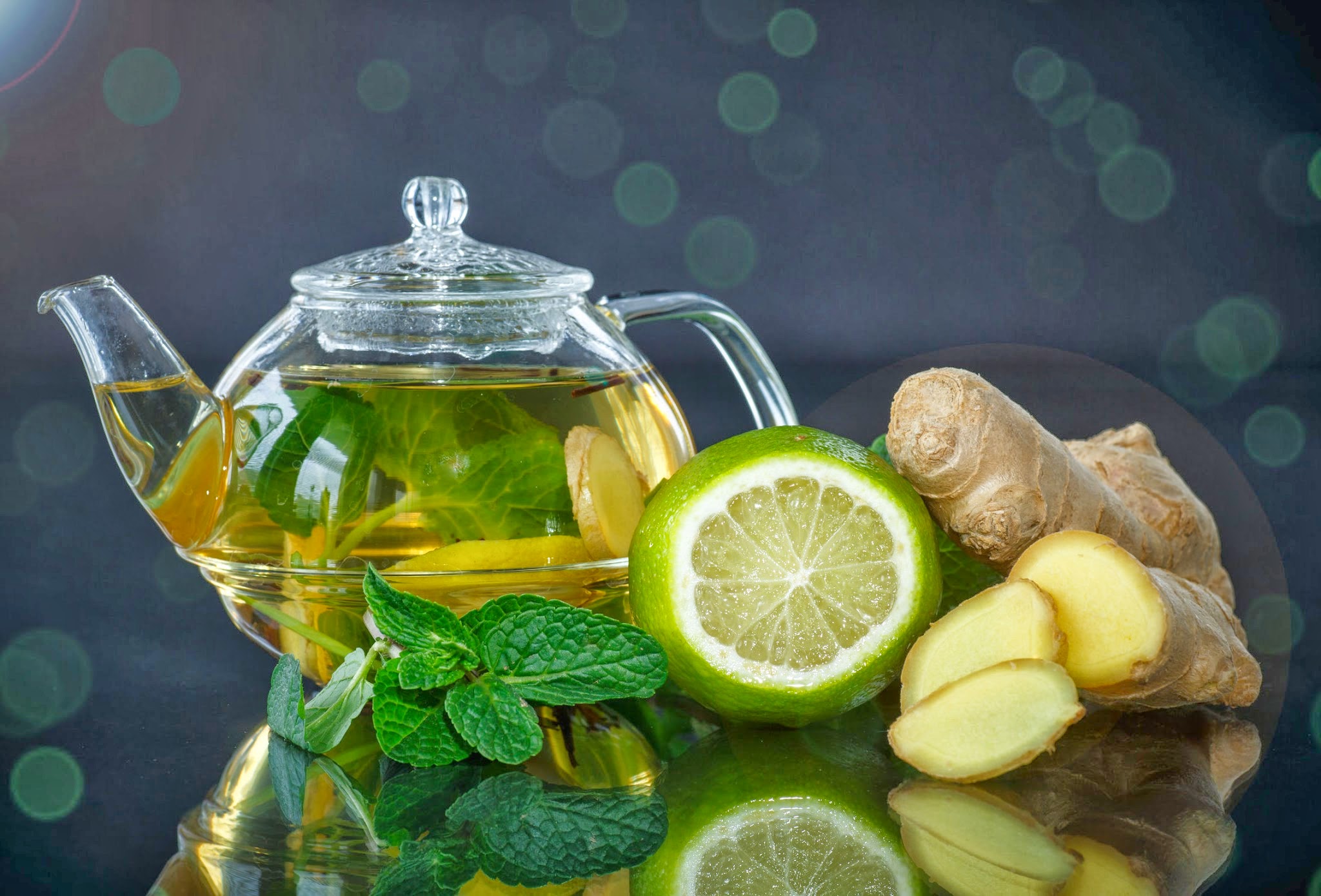 Лайм в чай. Лайм мята чай зеленый. Зеленый чай лимон с имбирем. Имбирный чай. Чай с лимоном и мятой.