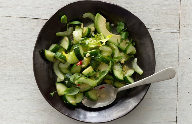 Салат из авокадо с огурцом для "вкусной" диеты